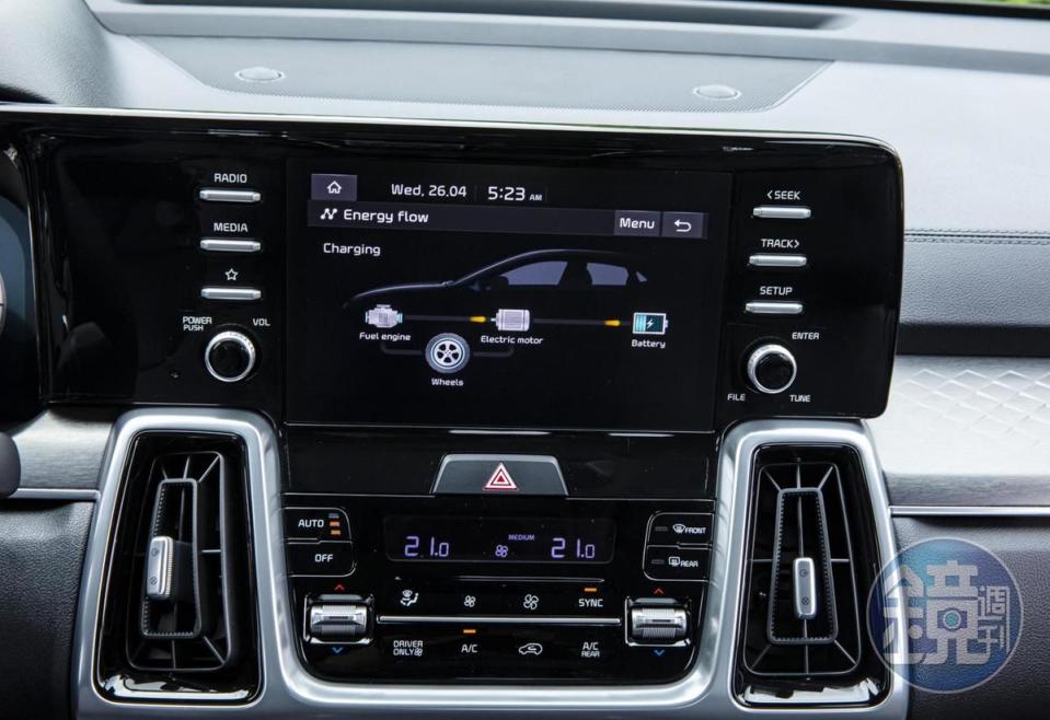 高解析度8吋中控台螢幕，支援Apple Carplay、Android Auto。