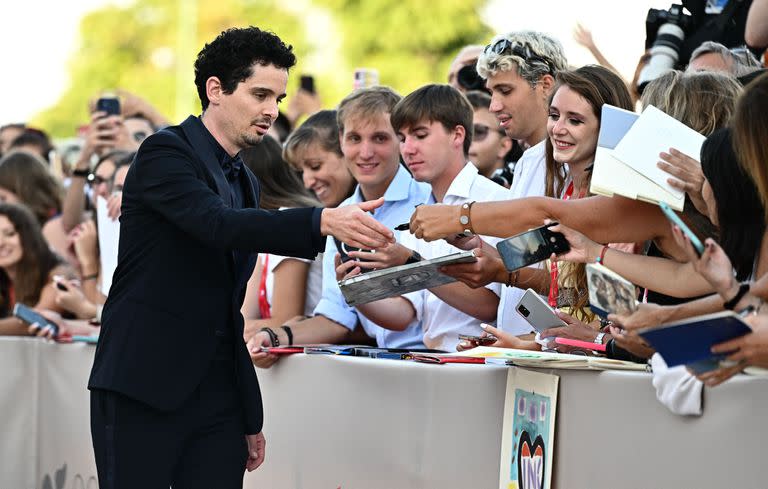 El director estadounidense y presidente del jurado de la Mostra, Damien Chazelle, firma autógrafos en el último día del festival