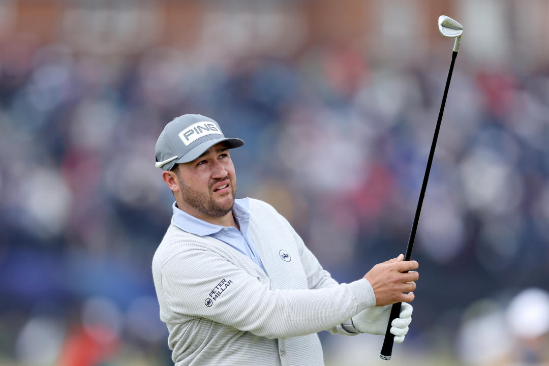 TRUNE, SCOZIA - 19 LUGLIO: Tristan Lawrence del Sud Africa gioca il suo secondo colpo alla seconda buca durante la seconda giornata del 152esimo Open Championship al Royal Troon il 19 luglio 2024 a Troon, in Scozia.  (Foto di Warren Little/Getty Images)