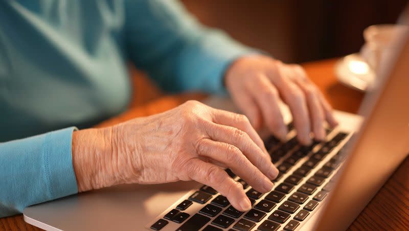 Older adults who regularly used the internet show a lower risk of dementia, according to a recent study.