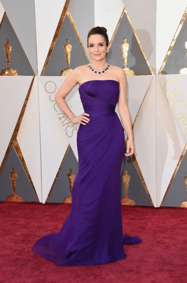 Le pire : Tina Fey porte une robe bustier violette à la 88e cérémonie des Oscars, le 28 février 2016 à Hollywood en Californie.