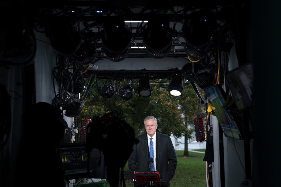 El jefe de personal de la Casa Blanca, Mark Meadows, durante una entrevista para televisión afuera de la Casa Blanca, el domingo 25 de octubre de 2020. (Stefani Reynolds/The New York Times)