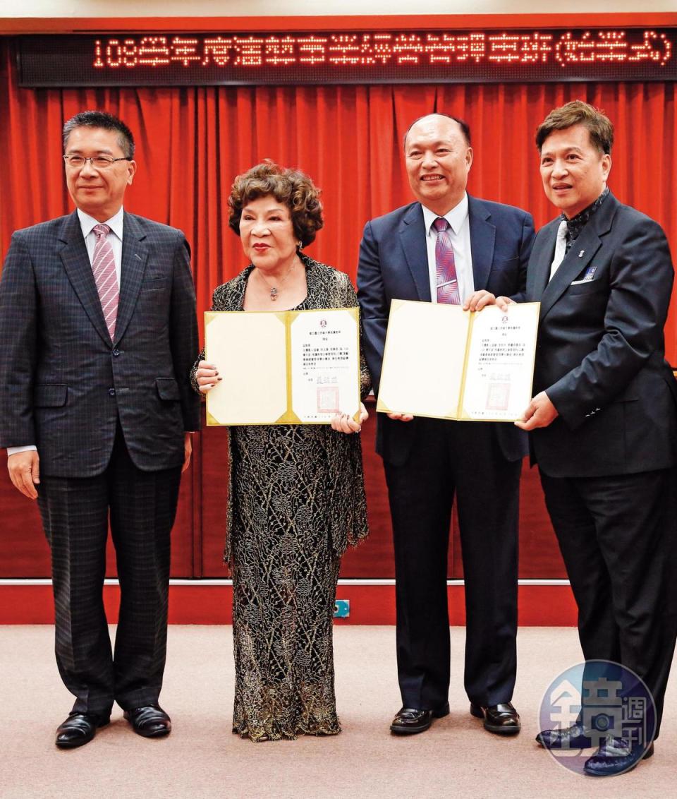 張瑞雄（右二）善於經營人脈，還在學校開辦演藝專班，並找來名製作人周遊（左二）、李朝永（右一）夫妻授課。