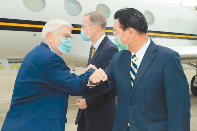 美國總統拜登特使訪台，前參議員陶德（左一）與外交部部長吳釗燮（右一）擊肘致意。(圖／外交部提供)