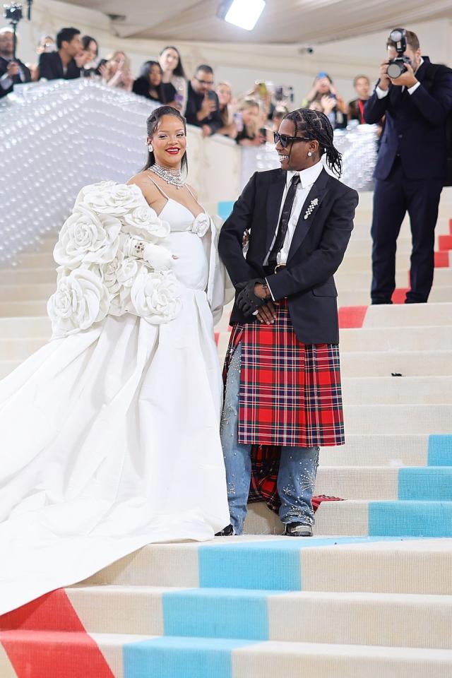 Rihanna Rocks Giant Pear-Shaped Diamond Toe Ring [PHOTOS]