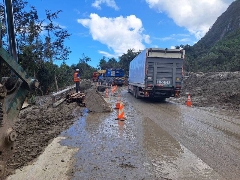 蘇花公路崇德段搶通  初期採管制放行 403強震後，台9線蘇花公路雨後坍方狀況頻傳，崇德 段因土石流封路超過40個小時後，3日下午2時恢復通 行，將採管制放行。 （公路局提供） 中央社記者張祈傳真  113年7月3日 