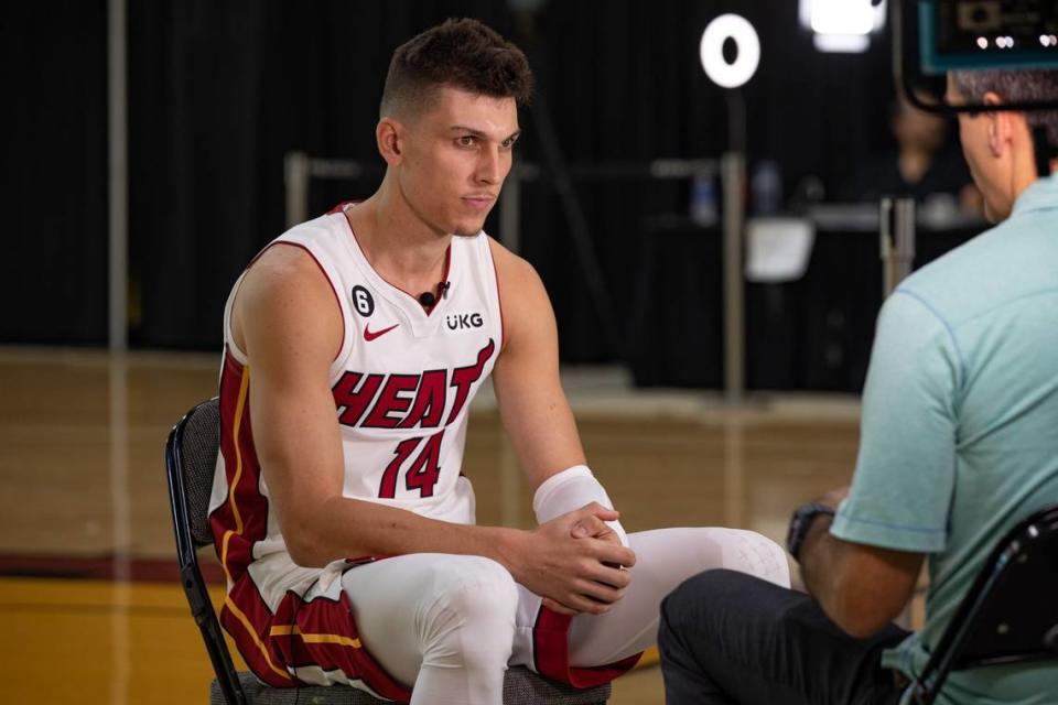 El escolta del Heat, Tyler Herro, habla con los reporteros durante el Día de los Medios en el FTX Arena de Miami, Florida, el lunes 26 de septiembre de 2022.