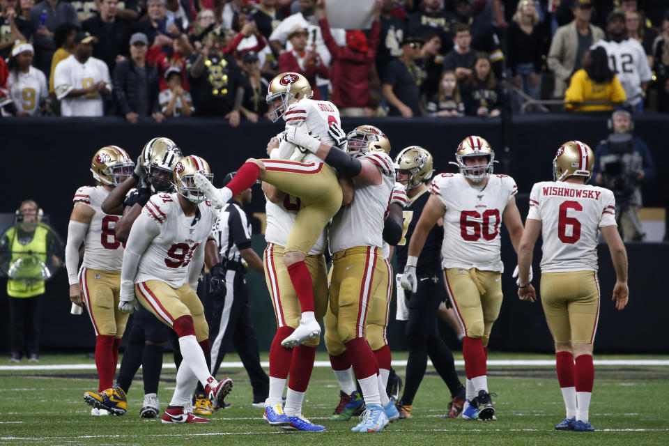 El pateador de los 49ers de San Francisco Robbie Gould celebra tras anotar el gol de campo que le dio el triunfo a su equipo sobre los Saints de Nueva Orleans el domingo ocho de diciembre del 2019. (AP Photo/Butch Dill)