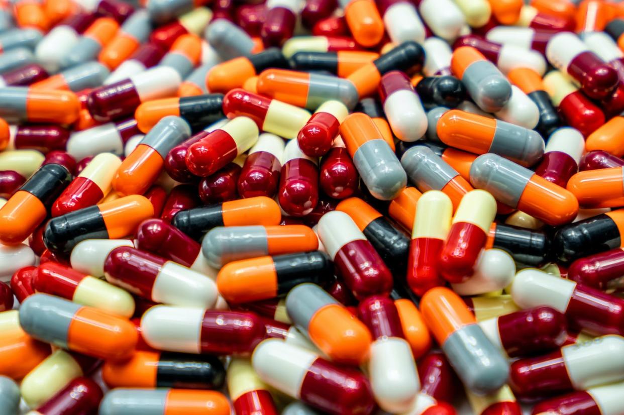 <a href="https://www.shutterstock.com/es/image-photo/pile-antibiotic-capsule-pills-pharmaceutical-industry-1308025846" rel="nofollow noopener" target="_blank" data-ylk="slk:Shutterstock / Fahroni;elm:context_link;itc:0;sec:content-canvas" class="link ">Shutterstock / Fahroni</a>