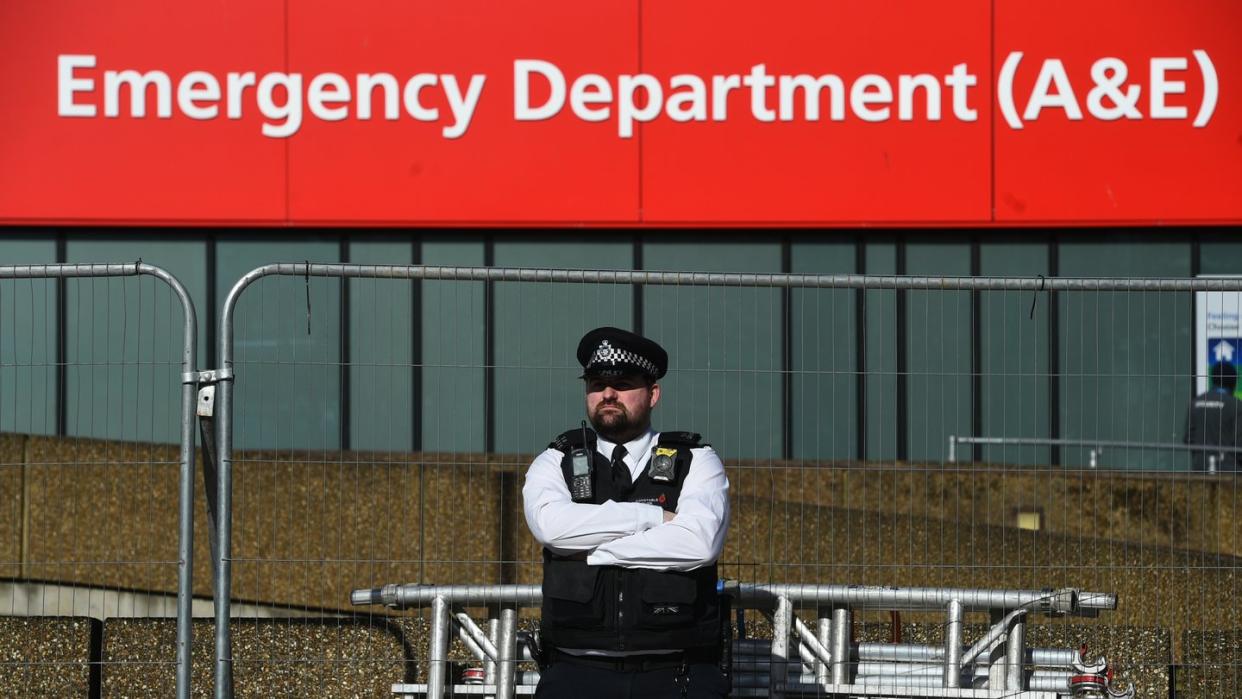 Ein Polizeibeamter steht vor dem St. Thomas-Krankenhaus im Zentrum von London, wo Premierminister Johnson auf der Intensivstation liegt.