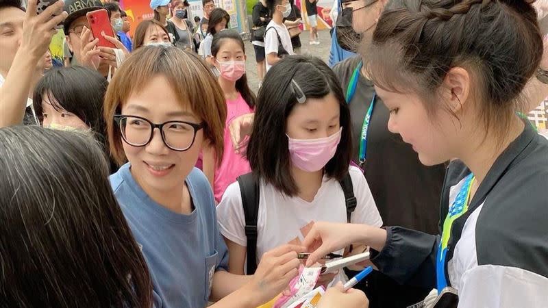 泰國美少女歐帕妮普（Pitchamon Opatniputh）替熱情的台灣粉絲簽名。（圖／翻攝自歐帕妮普IG）