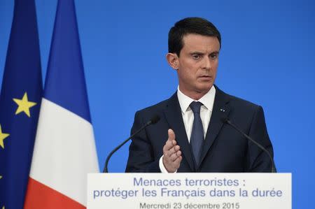 French Prime Minister Manuel Valls speaks during a press conference to present reform proposals, agreed by the government today, at the Elysee Palace in Paris, France, December 23, 2015. REUTERS/Eric Feferberg/Pool