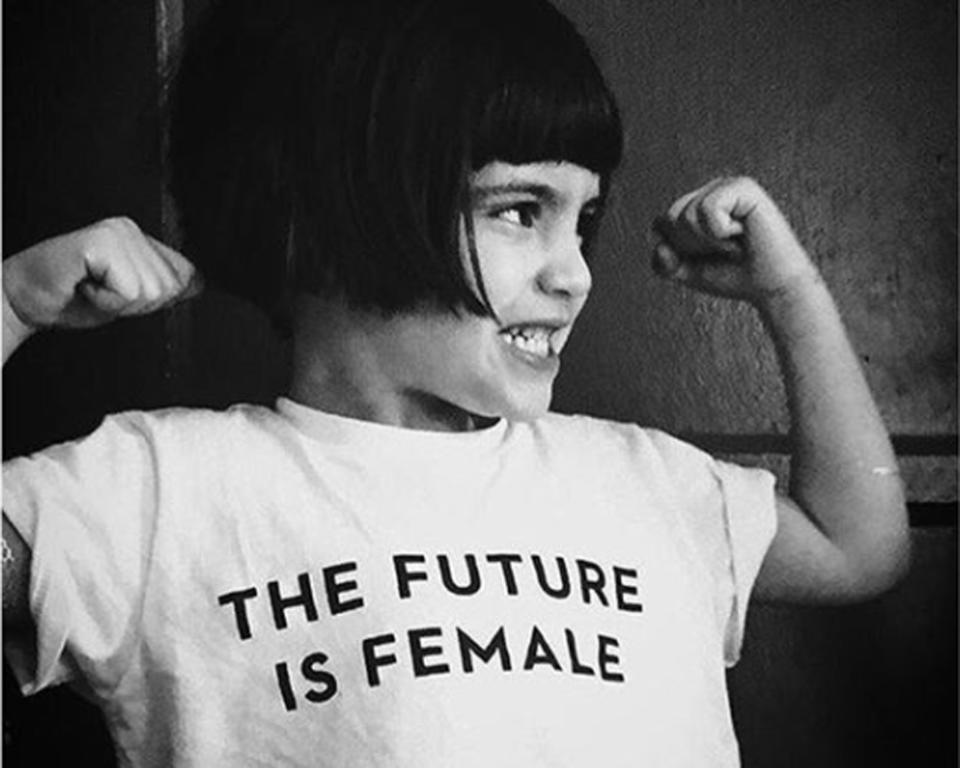 <p>„The Future is Female“ (dt.: Die Zukunft ist weiblich), „Girl Power“ (dt.: Frauenpower), „Angry Woman“ (dt.: Wütende Frau), „Girls support Girls“ (dt.: Mädchen unterstützen Mädchen) oder „Don’t tell me to smile“ (dt.: Sag mir nicht, ich soll lächeln): Trag es auf dem Shirt! Feministische Botschaften gibt es nicht erst seit den Golden Globes. Mit einem klaren Spruch auf der Kleidung kann Frau ihren Standpunkt deutlich machen und ihren Mitstreiterinnen ihre Solidarität zeigen. Und wer im Einzelhandel oder online nicht das Passende findet, kann sich einfach eine individuelle Botschaft aufdrucken lassen. (Bild: Instagram/13nonam) </p>