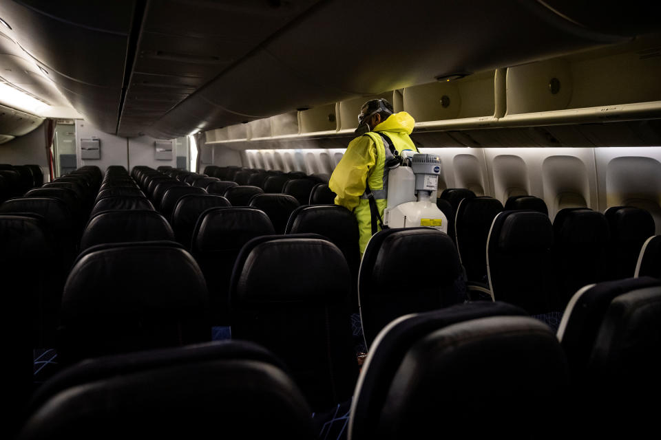 Se siguen nuevas medidas de higiene en el interior de los aviones. En la imagen, un miembro del personal del Aeropuerto de París-Charles de Gaulle (Francia) nebuliza un aparato de la compañía Air France. (Foto: Ian Langsdon / Reuters).