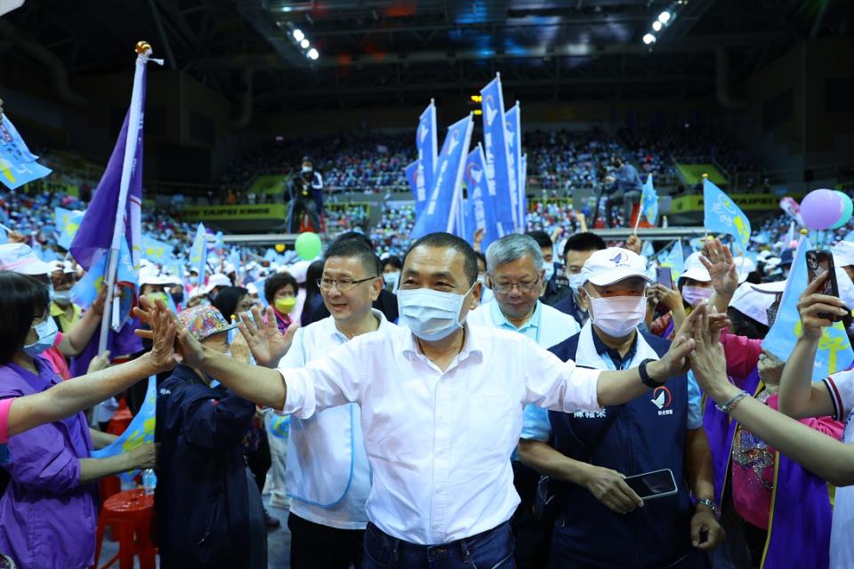 侯友宜回到新莊舉行新五泰林大團結晚會，首先感謝現場超過1.2萬名市民朋友的支持，並一一介紹在地議員候選人，希望市民朋友可以全力相挺，議員、里長都要全壘打。   圖：侯選辦提供