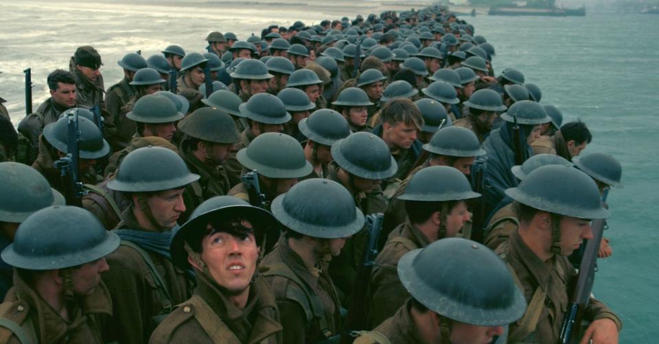 <p>Christopher Nolans "Dunkirk" (2017) erzählt von dem Drama, das sich 1940 am Strand der nordfranzösischen Stadt Dünkirchen abgespielt hat: Zehntausende Alliierten-Soldaten starben damals in der von Deutschen umzingelten Stadt, aber Hunderttausende überlebten, weil sie gerade noch rechtzeitig in einer spektakulären Rettungsaktion über den Kanal zurück nach England gebracht wurden. (Bild: 2016 Warner Bros. Ent. Inc. & Ratpac-Dune Entertainment LLC)</p> 