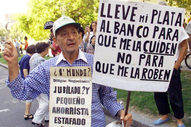 Un ahorrista protestando por la imposibilidad de acceder a su dinero, luego de la imposición del corralito en diciembre de 2001