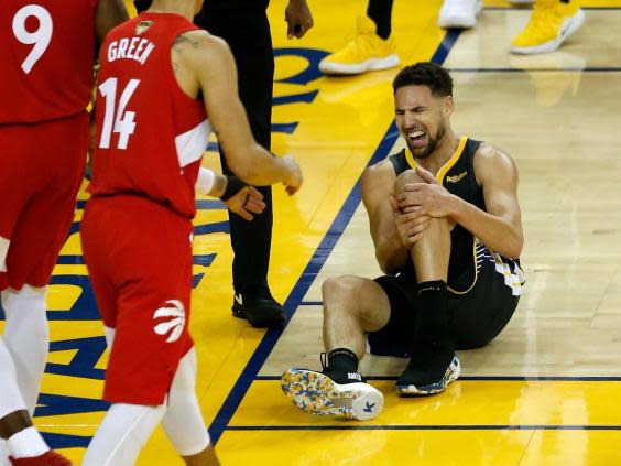 Klay Thompson reacts to injuring his knee (Getty)