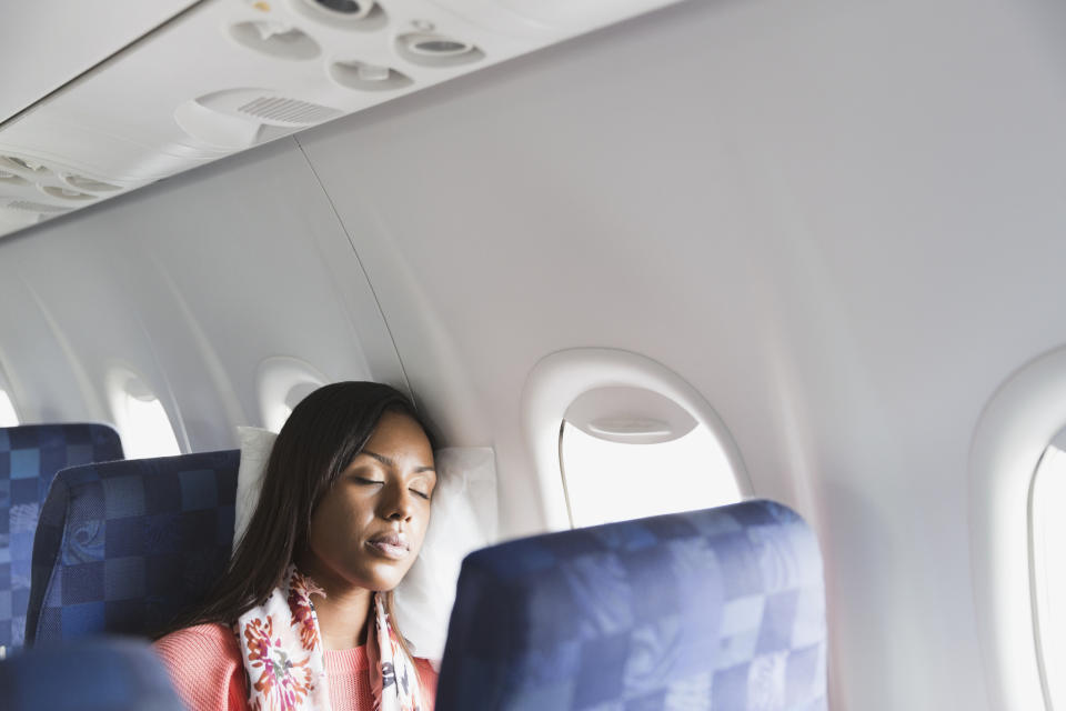 Las almohadas y las mantas de un avión son dos de los objetos más utilizados por los pasajeros. Foto: Getty Images.