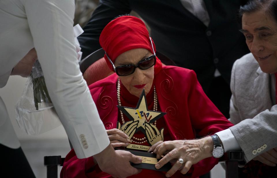 La Prima Ballerina cubana Alicia Alonso, de 98 años, recibe el premio Estrella del Siglo del Instituto de la Música Latina en reconocimiento a su trabajo en el ballet y la cultura durante una ceremonia en La Habana, Cuba, el miércoles 20 de marzo de 2018. (AP Foto/Ramon Espinosa)