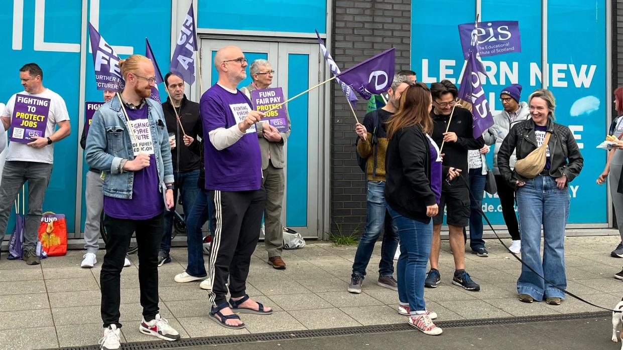 Picket line at Glasgow Clyde college, Battlefield Road