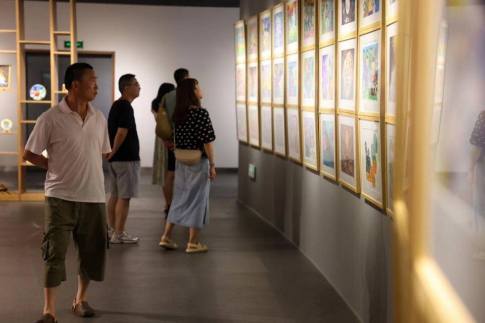 「共建美好家園」海峽兩岸青少年書畫展7月29日在蘇州舉行開幕儀式。（前鋒傳媒提供）