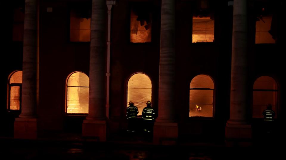 Mehr als 120 Feuerwehrleute kämpfen in Kapstadt gegen die Flammen.