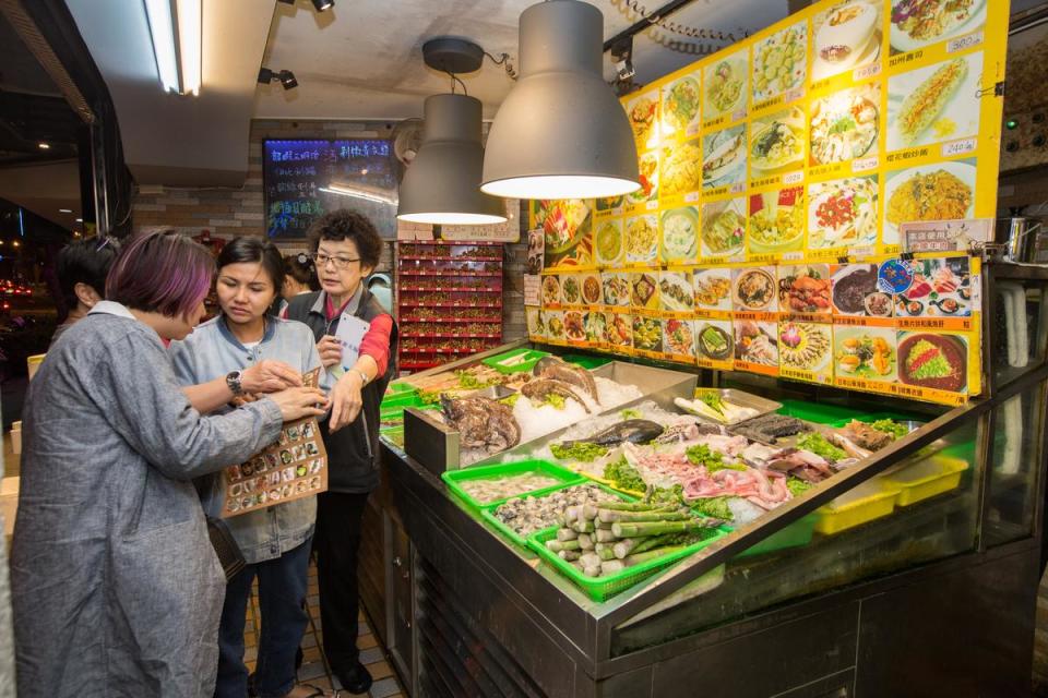 新東南訴求食材新鮮，展示台上有最「青」的菜色供客人挑選。