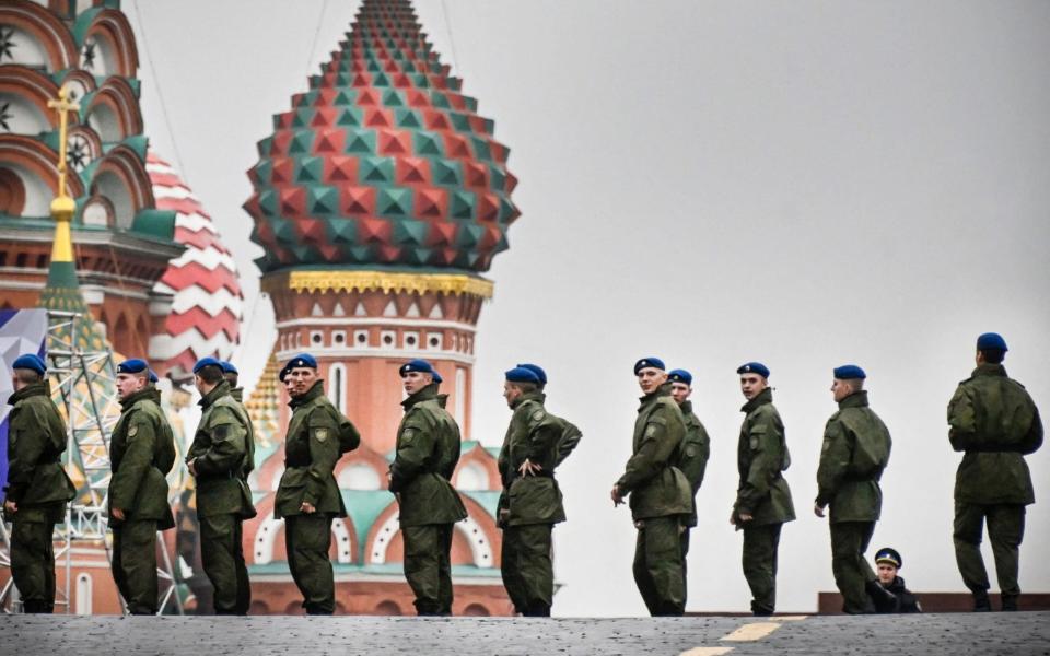 Russian soldiers stand on Red Square in central Moscow as the square is sealed prior to a ceremony of the incorporation of the new territories into Russia - ALEXANDER NEMENOV/AFP