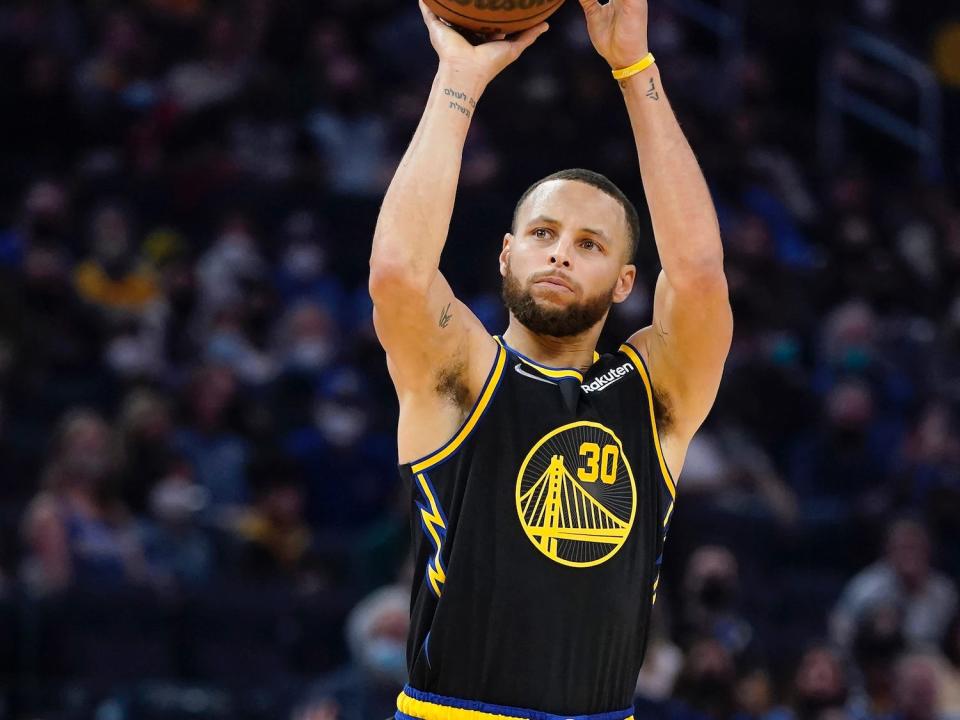 Stephen Curry shoots the ball during a game in 2022.