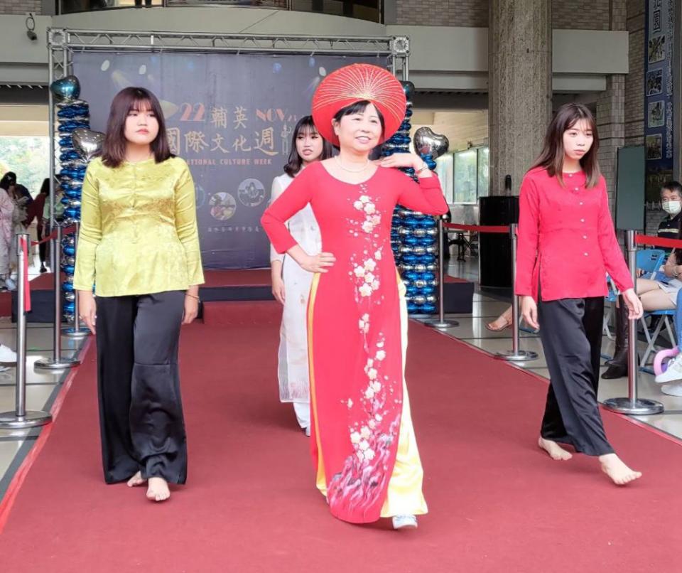 輔英科大林惠賢校長﹙前中﹚於國際文化週穿著越南國服「奧黛」與越南生走秀。﹙記者吳門鍵攝﹚