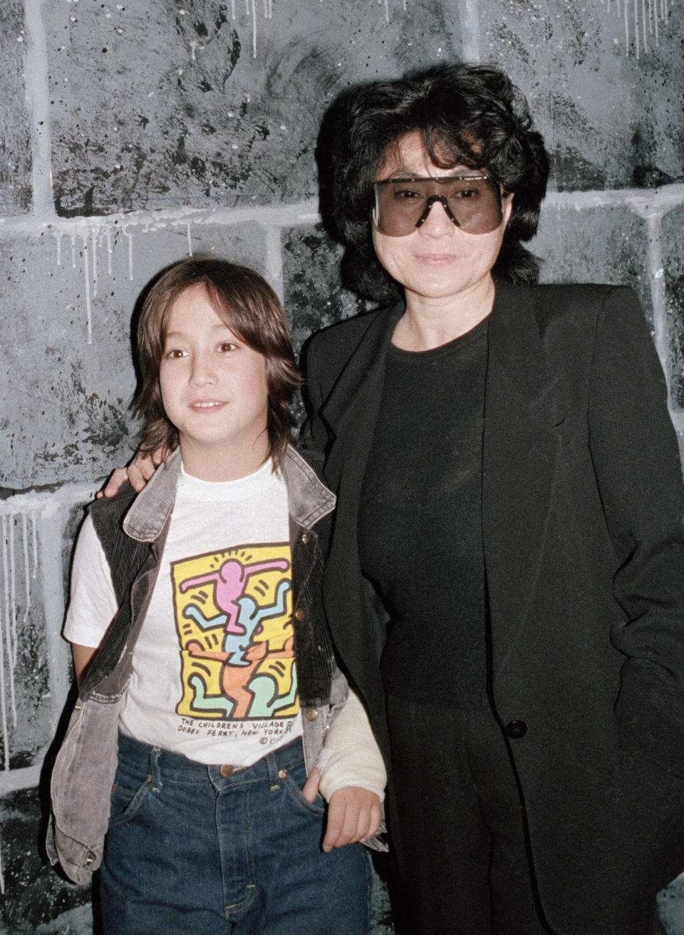 ARCHIVO - Sean Lennon, izquierda, y su madre Yoko Ono, viuda de John Lennon en Nueva York el 7 de octubre de 1985. El álbum "Gimme Some Truth" con 36 canciones de Lennon fue lanzado el 9 de octubre de 2020 para celebrar el cumpleaños 80 del músico. (Foto AP/David Bookstaver, archivo)