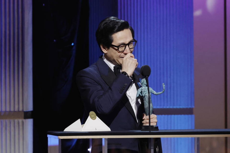 Ke Huy Quan accepting his SAG award