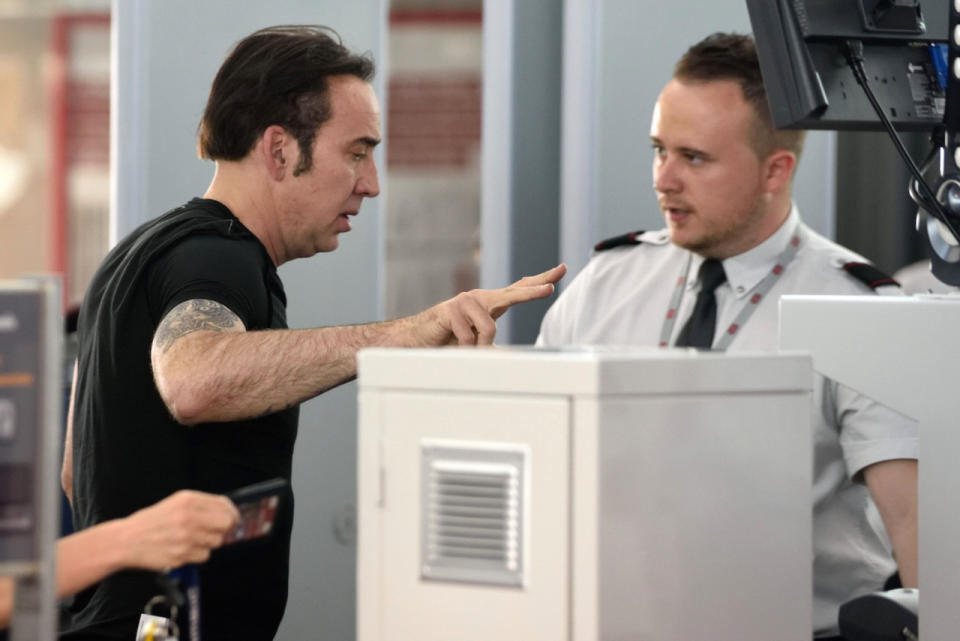 Selbst Superstars wie Nicolas Cage werden am Flughafen abgetastet, wie hier am Airport von Nizza. Man weiß ja nie, auf welche Ideen Action-Schauspieler so kommen. (ddp images/Newzulu/Erick GARIN)