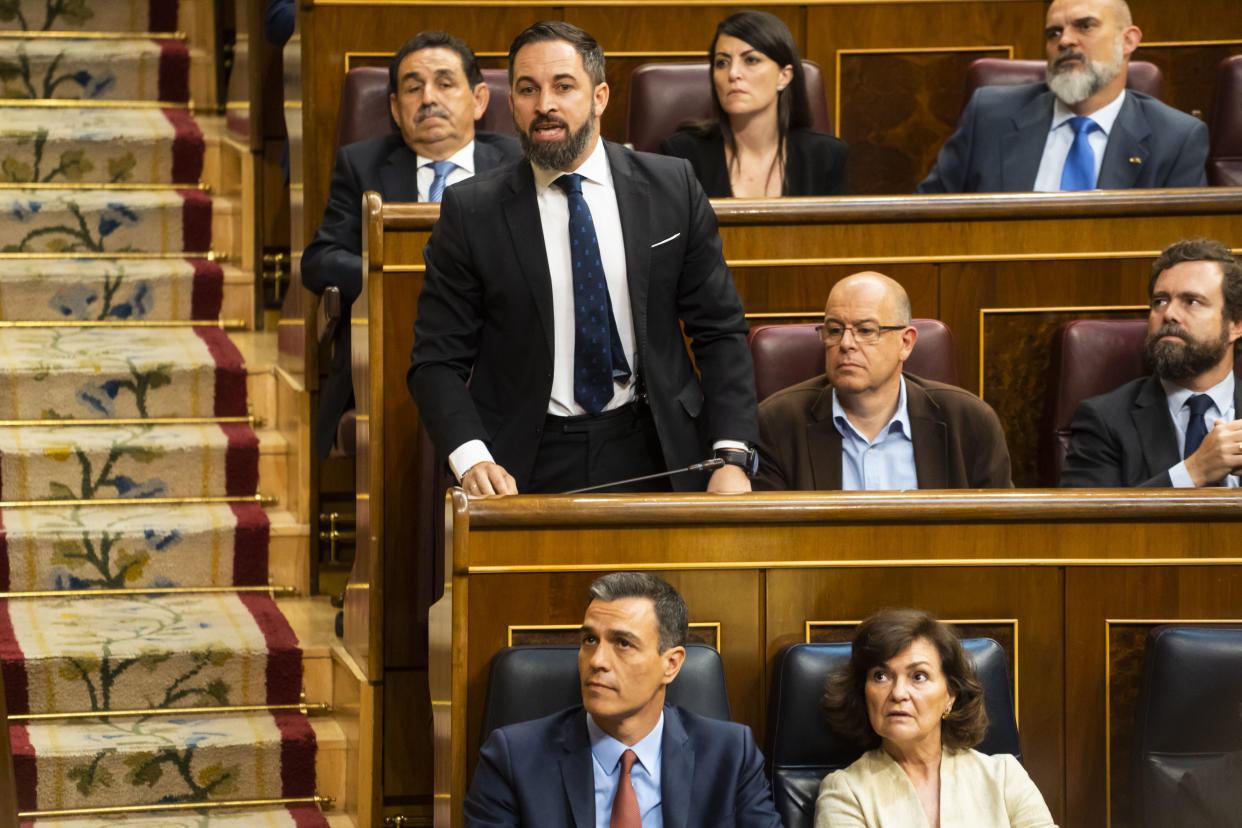 Santiago Abascal toma posesión de su acta de diputado ante la presencia de Pedro Sánchez.