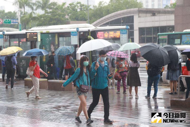 ▲中央氣象局指出，今（13）日鋒面接近，臺灣中部以北及東北部地區有短暫陣雨或雷雨，其他地區及澎湖、金門、馬祖亦有局部短暫陣雨或雷雨，中部以北、東北部地區及金門、馬祖並有局部大雨發生的機率。（圖／NOWnews資料照）