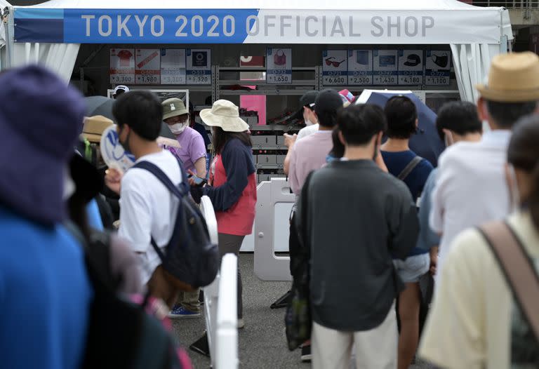 Los visitantes hacen fila frente al Fuji International Speedway en una tienda de regalos.