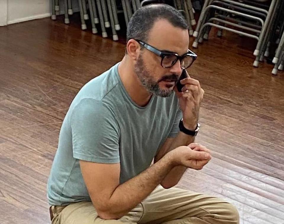 En pleno ensayo, el actor Ariel Texidó, quien interpreta a Héctor, el director teatral que busca entrevistar a la pintora para convertirla en la protagonista de su obra. 