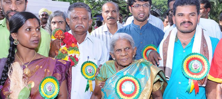 Saalumarada durante una de las ceremonias de homenaje, con su hijo adoptivo a la derecha (Saalumarada Thimmakka International Foundation)