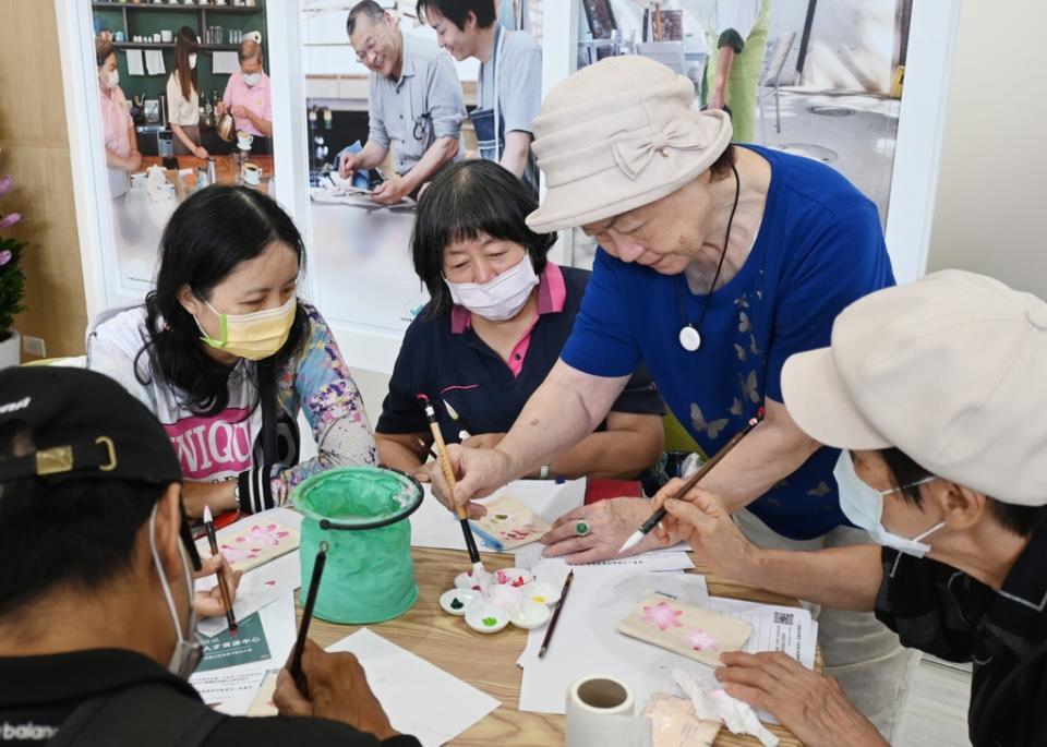 《圖說》銀髮達人教授繪畫技巧。