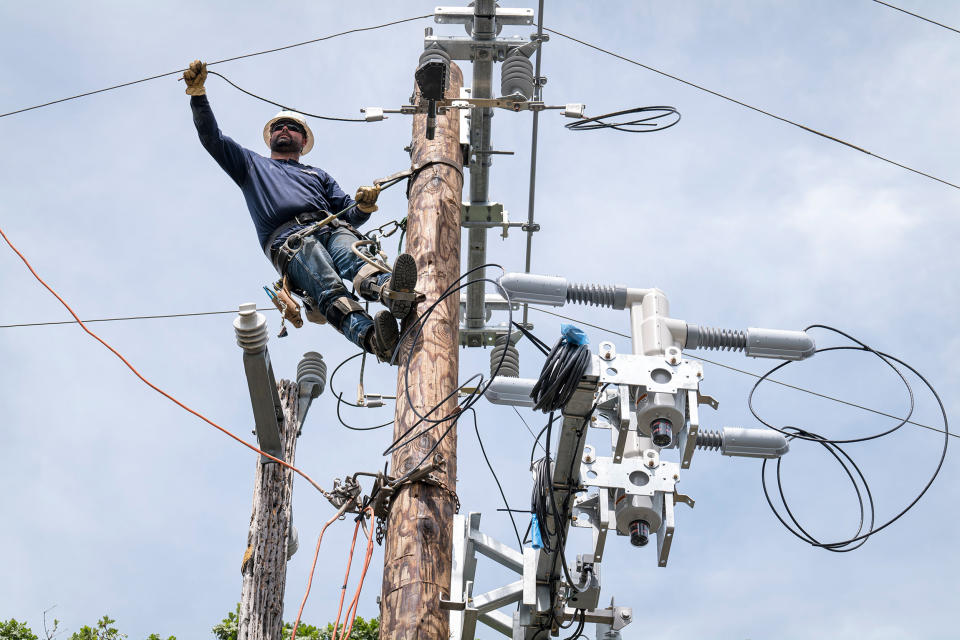 Image: PG&E Crews Install Line Technology To Reduce Impact Of Public Safety Power Shutoffs (David Paul Morris / Bloomberg via Getty Images file)