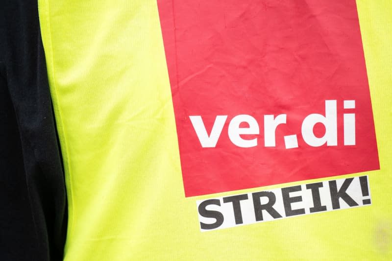 Close-up of a vest with the inscription "ver.di strike! Airport security staff at major airports across Germany will go on strike on Thursday, according to a report from the Hessischer Rundfunk public broadcaster, citing the Verdi trade union. Hannes P Albert/dpa