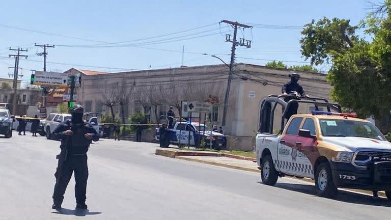 Agentes de la policía estatal montan guardia cerca de la escena del crimen en Matamoros, México