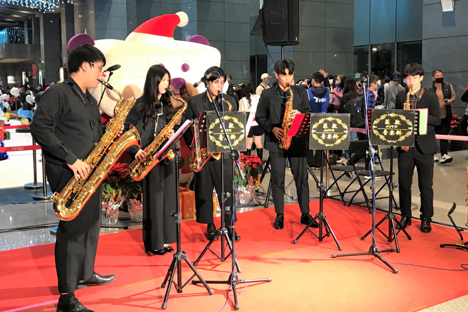 莊敬工家音樂科學生佐伯隆至(左3)錄取泰國瑪西頓大學（Mahidol University）音樂學院