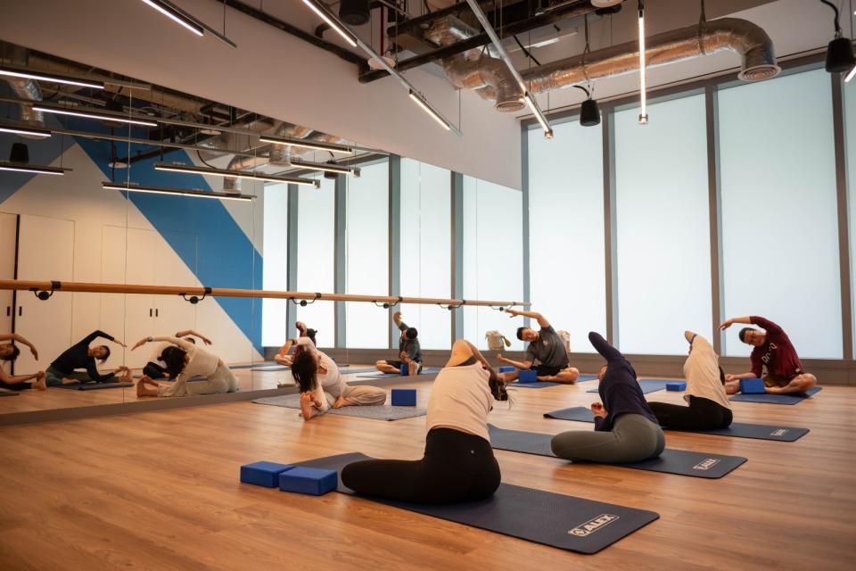 健身房、運動空間有專業教練排班，讓員工在這裡練瑜珈兼紓壓。業者提供
