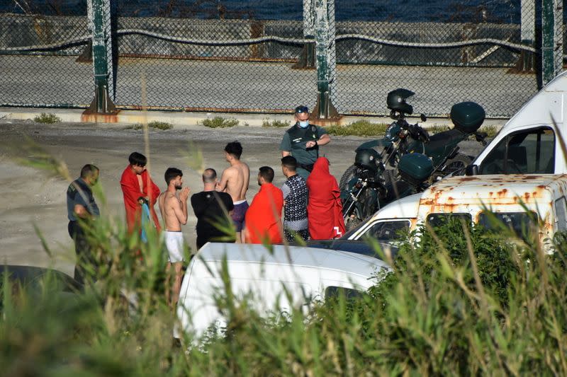 Around 3.000 migrants across the Spanish-Moroccan border