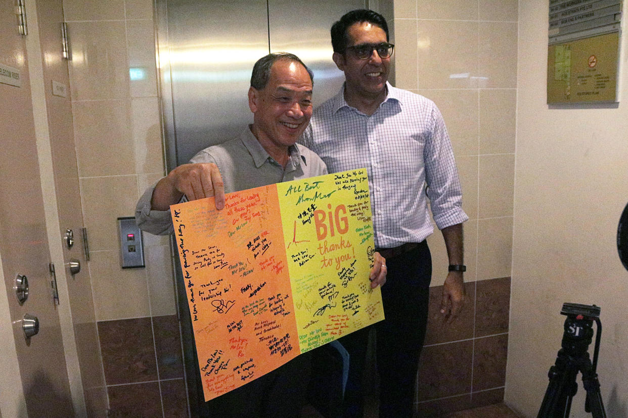 Outgoing Workers’ Party chief Low Thia Khiang holds up a “thank you” card following the party’s internal elections on Sunday (8 April). With him is newly elected WP secretary-general Pritam Singh. (PHOTO: Dhany Osman / Yahoo News Singapore)