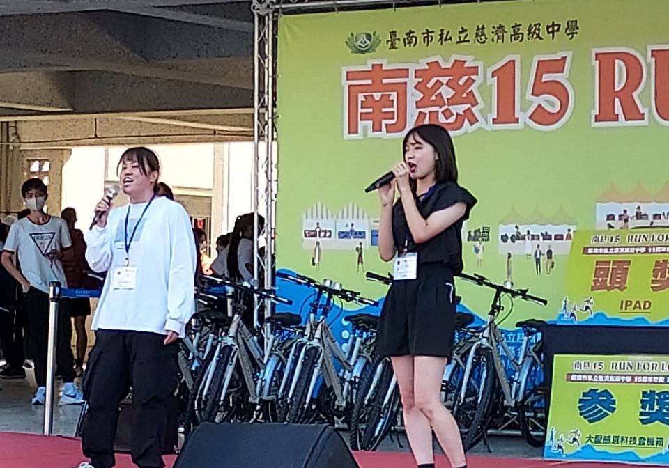 日本外籍生橫山優羽及山口璃子在音樂會演唱動聽的日文歌曲。