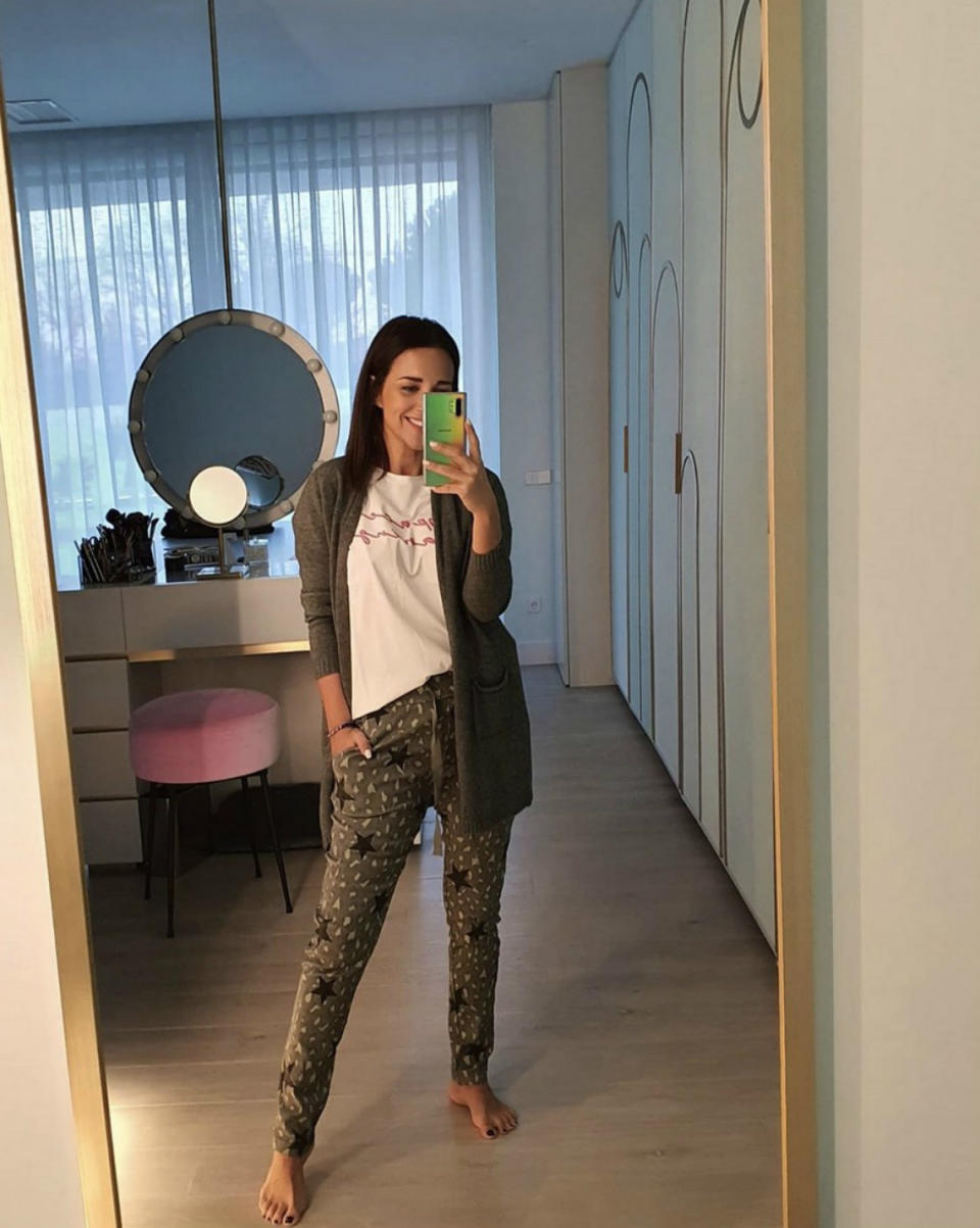 "Hoy tengo videollamada con la #Chupipandi, así que me he quitado el 'uniforme'... ¡Es Viernes! Que se note. #MonaParaAndarPorCasa", afirmó tras hacerse un selfie con un pantalón de pijama de Fetiche Suances Brand. La camiseta es de Space Flamingo. (Foto: Instagram / <a href="https://www.instagram.com/p/B-h6DM_KCSO/" rel="nofollow noopener" target="_blank" data-ylk="slk:@pau_eche;elm:context_link;itc:0;sec:content-canvas" class="link ">@pau_eche</a>)