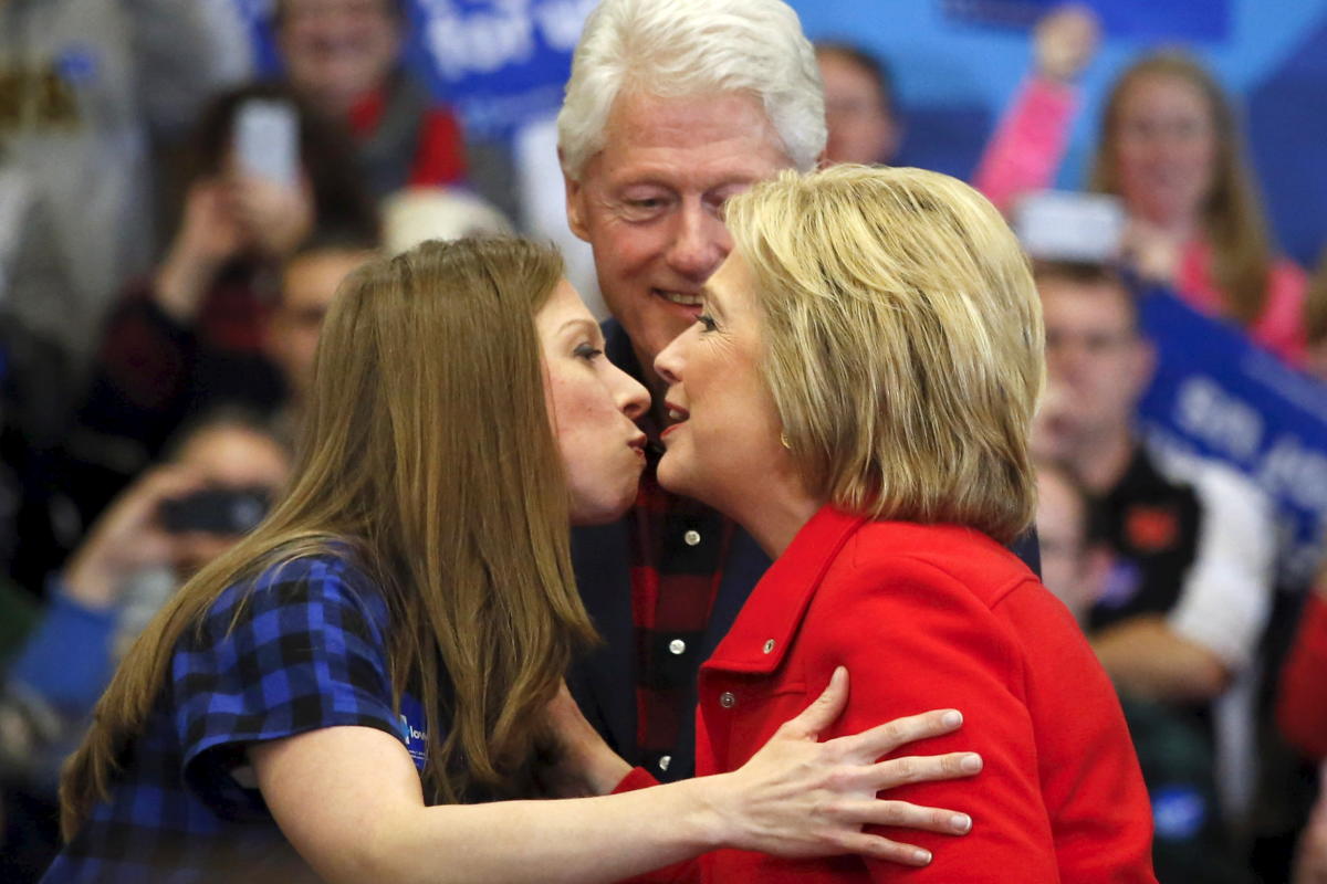 hillary clinton and bill clinton kiss